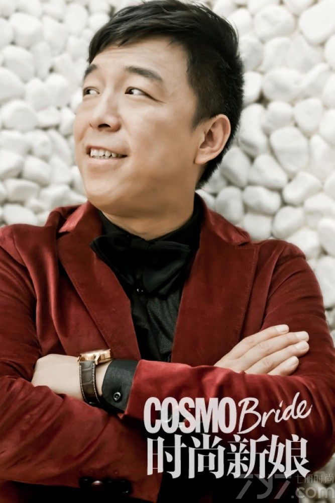 <p>近日，《101次求婚》联合《时尚新娘》曝光了一组情人节刊&ldquo;逆天大片&rdquo;，在电影中饰演包工头的黄渤一身西装革履，表情放浪形骸，彻底化身高富帅，而电影中另外一位女主角林志玲则继续着她的女神范儿，一身婚纱华美动人，只不过此番林志玲单膝下跪，手捧鲜花，一副&ldquo;求求你，让我嫁给你&rdquo;的表情，众网友调侃这简直是&ldquo;屌丝翻身把歌唱，女神下跪求关注。&rdquo;</p>