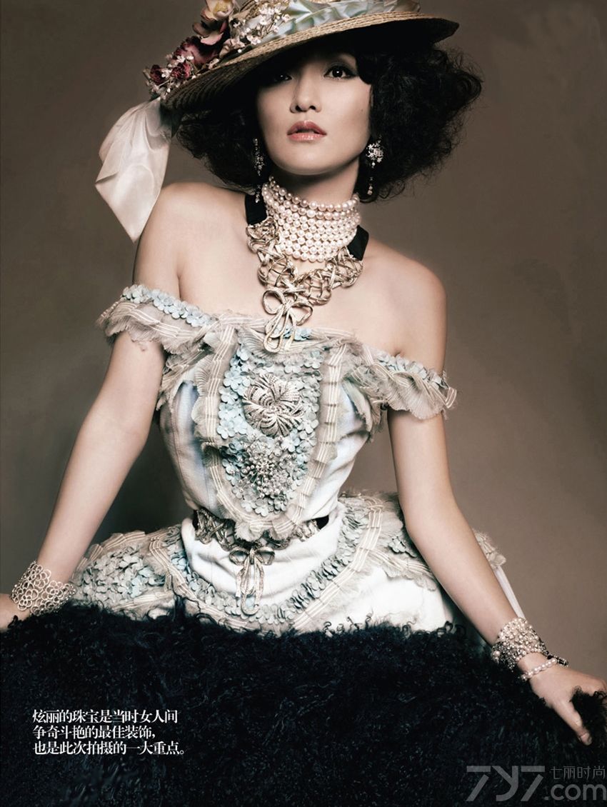 <p>近日,周迅再登《VOGUE》封面，尊贵荣华的贵族气息贯彻到整组时尚大片中，此片由&ldquo;时尚大帝&rdquo;卡尔-拉格斐亲自操刀拍摄，周迅是获此殊荣的第一位华人明星。</p>