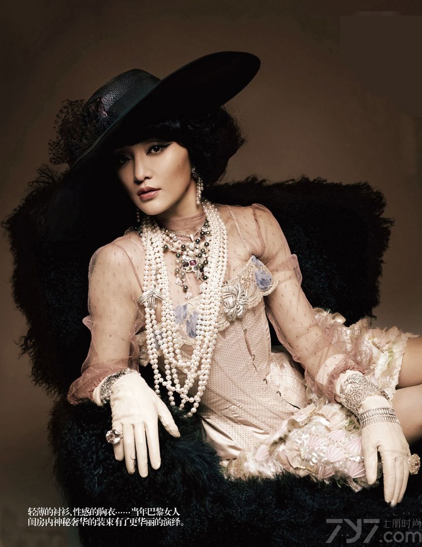 <p>近日,周迅再登《VOGUE》封面，尊贵荣华的贵族气息贯彻到整组时尚大片中，此片由&ldquo;时尚大帝&rdquo;卡尔-拉格斐亲自操刀拍摄，周迅是获此殊荣的第一位华人明星。</p>