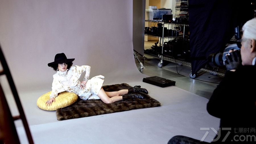 <p>近日,周迅再登《VOGUE》封面，尊贵荣华的贵族气息贯彻到整组时尚大片中，此片由&ldquo;时尚大帝&rdquo;卡尔-拉格斐亲自操刀拍摄，周迅是获此殊荣的第一位华人明星。</p>