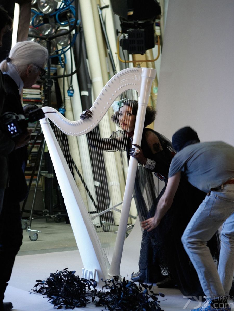 <p>近日,周迅再登《VOGUE》封面，尊贵荣华的贵族气息贯彻到整组时尚大片中，此片由&ldquo;时尚大帝&rdquo;卡尔-拉格斐亲自操刀拍摄，周迅是获此殊荣的第一位华人明星。</p>