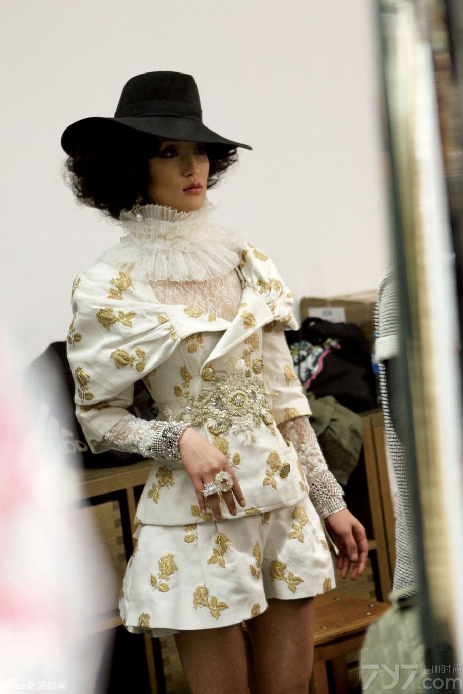 <p>近日,周迅再登《VOGUE》封面，尊贵荣华的贵族气息贯彻到整组时尚大片中，此片由&ldquo;时尚大帝&rdquo;卡尔-拉格斐亲自操刀拍摄，周迅是获此殊荣的第一位华人明星。</p>