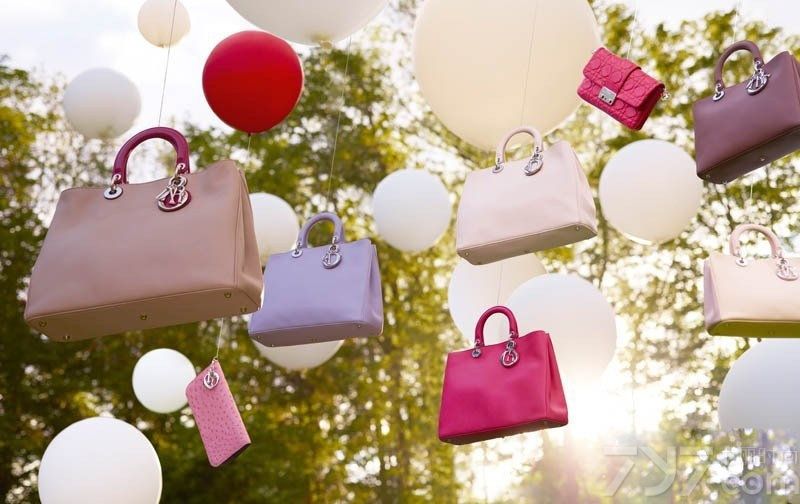 <p>圣诞临近，各大品牌除了布置橱窗，还会在媒体上投放最新的节日广告，烘托节日气氛。Dior最新<a style=