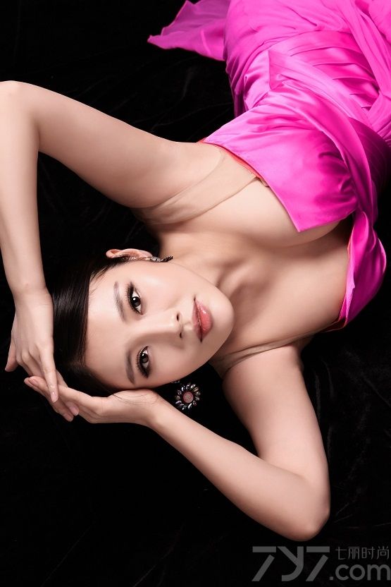 <p>徐冬冬梳着简单的发髻，妆容清丽，黑眸丰唇，更显优雅干练，一袭华丽的人造皮草随意的围在身前，高贵尽显，却又不失慵懒的诱惑。更凸显了一份神秘与清冷。</p>