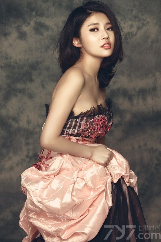 <p>徐冬冬梳着简单的发髻，妆容清丽，黑眸丰唇，更显优雅干练，一袭华丽的人造皮草随意的围在身前，高贵尽显，却又不失慵懒的诱惑。更凸显了一份神秘与清冷。</p>