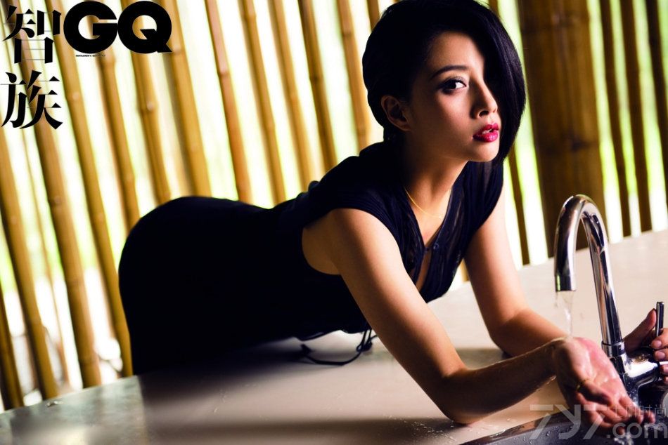 <p>殷桃眼波流转、身姿曼妙，仿佛在无声诉说着独属她的那份&ldquo;微性感&rdquo;！她坦言，女人更多的性感来自内心，这样她外在的表露才会有更多感染力。</p>