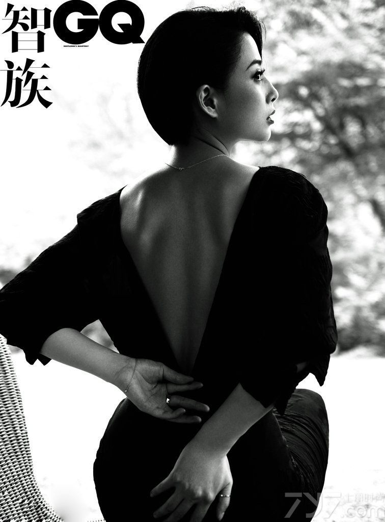 <p>殷桃眼波流转、身姿曼妙，仿佛在无声诉说着独属她的那份&ldquo;微性感&rdquo;！她坦言，女人更多的性感来自内心，这样她外在的表露才会有更多感染力。</p>