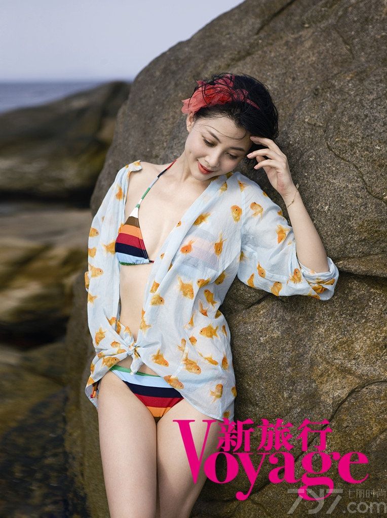 <p>殷桃眼波流转、身姿曼妙，仿佛在无声诉说着独属她的那份&ldquo;微性感&rdquo;！她坦言，女人更多的性感来自内心，这样她外在的表露才会有更多感染力。</p>