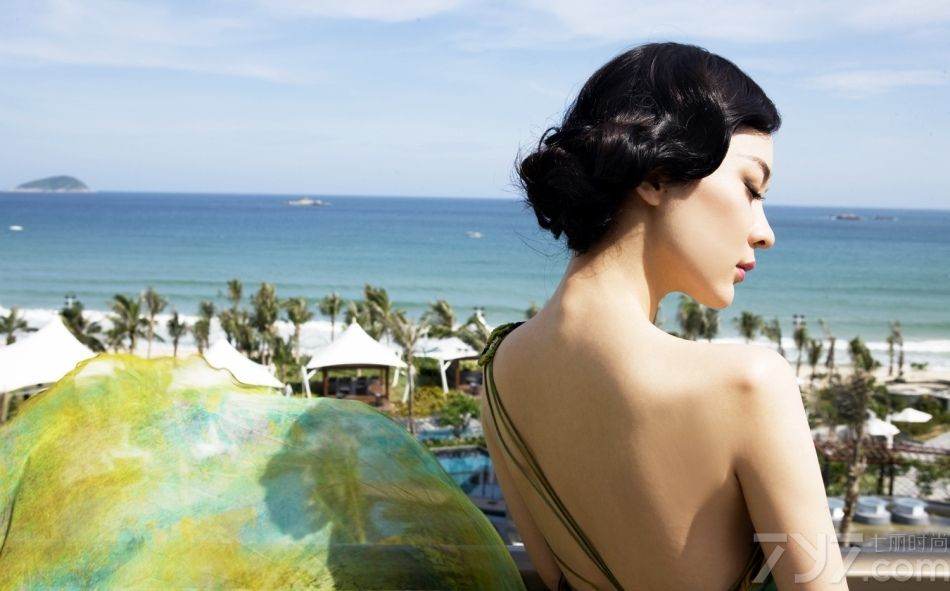 <p>霍思燕真空裸背封面大片&nbsp;复古红唇超吸睛</p>