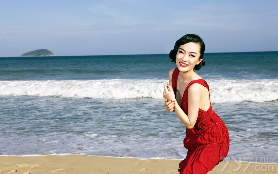 <p>霍思燕真空裸背封面大片&nbsp;复古红唇超吸睛</p>