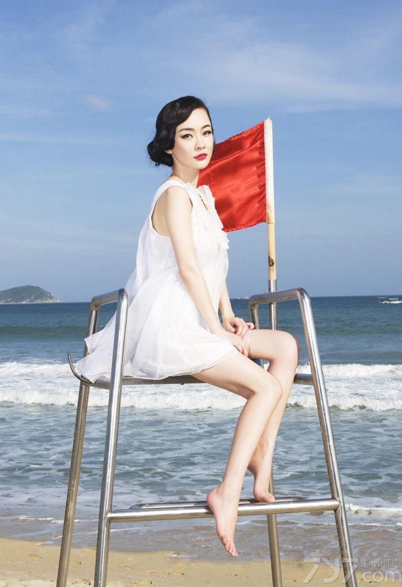 <p>霍思燕真空裸背封面大片&nbsp;复古红唇超吸睛</p>