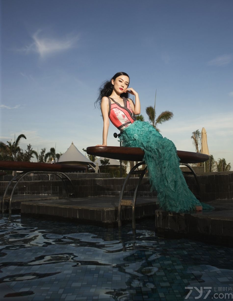 <p>霍思燕真空裸背封面大片&nbsp;复古红唇超吸睛</p>