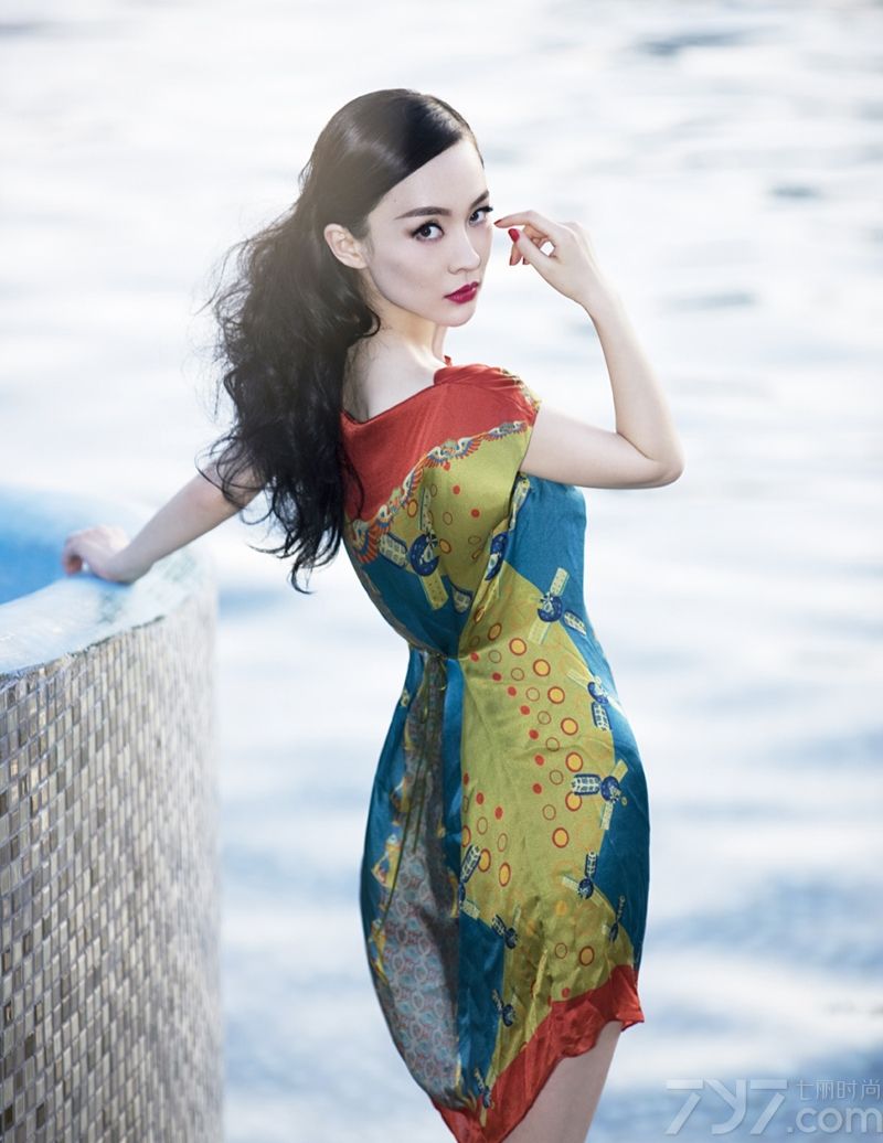 <p>霍思燕真空裸背封面大片&nbsp;复古红唇超吸睛</p>