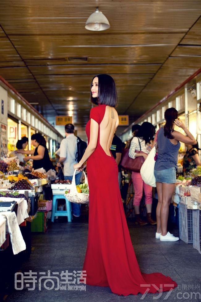 <p>张歆艺红裙露美背登杂志封面 上演时尚与现实的对撞，她时而长发波浪卷披肩尽显优雅知性，时而中分的&ldquo;二姐&rdquo;知发可爱俏皮，给人颇具独特的仙女气质。</p>
