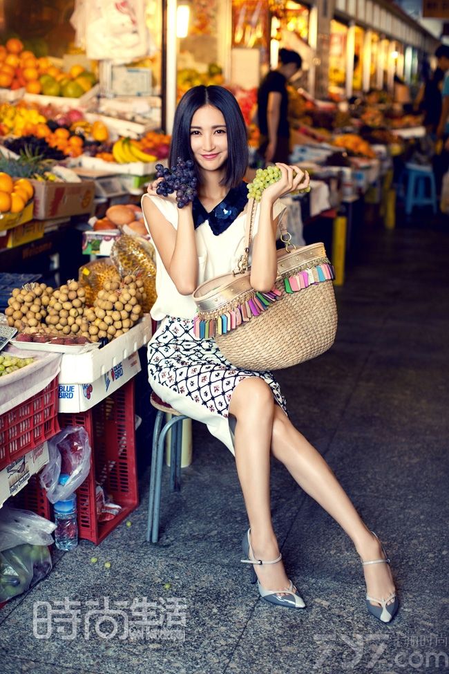 <p>张歆艺红裙露美背登杂志封面 上演时尚与现实的对撞，她时而长发波浪卷披肩尽显优雅知性，时而中分的&ldquo;二姐&rdquo;知发可爱俏皮，给人颇具独特的仙女气质。</p>