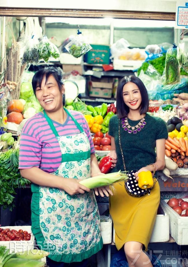 <p>张歆艺红裙露美背登杂志封面 上演时尚与现实的对撞，她时而长发波浪卷披肩尽显优雅知性，时而中分的&ldquo;二姐&rdquo;知发可爱俏皮，给人颇具独特的仙女气质。</p>