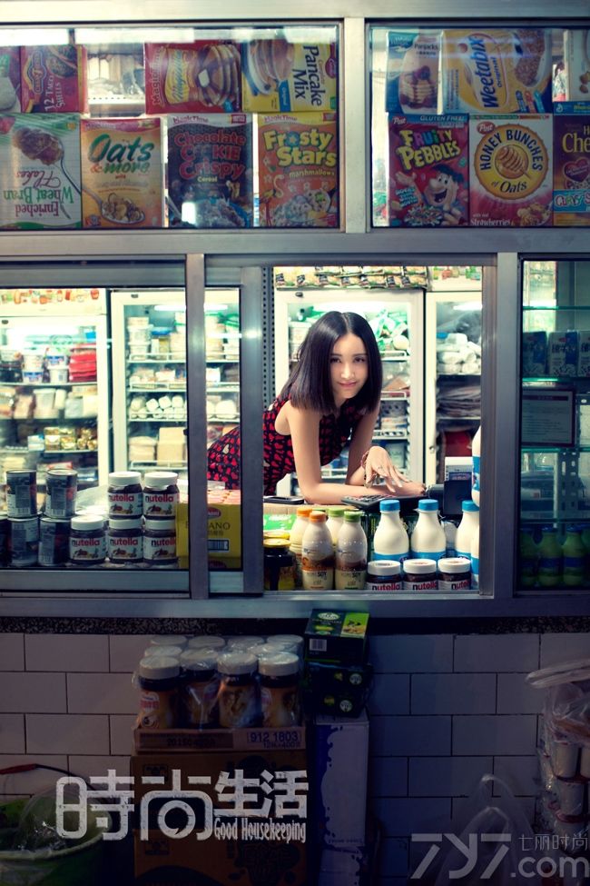 <p>张歆艺红裙露美背登杂志封面 上演时尚与现实的对撞，她时而长发波浪卷披肩尽显优雅知性，时而中分的&ldquo;二姐&rdquo;知发可爱俏皮，给人颇具独特的仙女气质。</p>