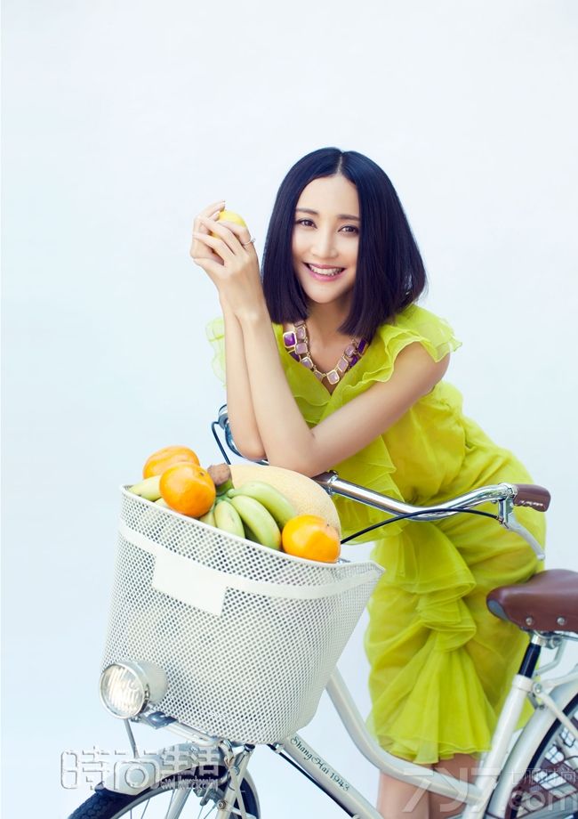 <p>张歆艺红裙露美背登杂志封面 上演时尚与现实的对撞，她时而长发波浪卷披肩尽显优雅知性，时而中分的&ldquo;二姐&rdquo;知发可爱俏皮，给人颇具独特的仙女气质。</p>