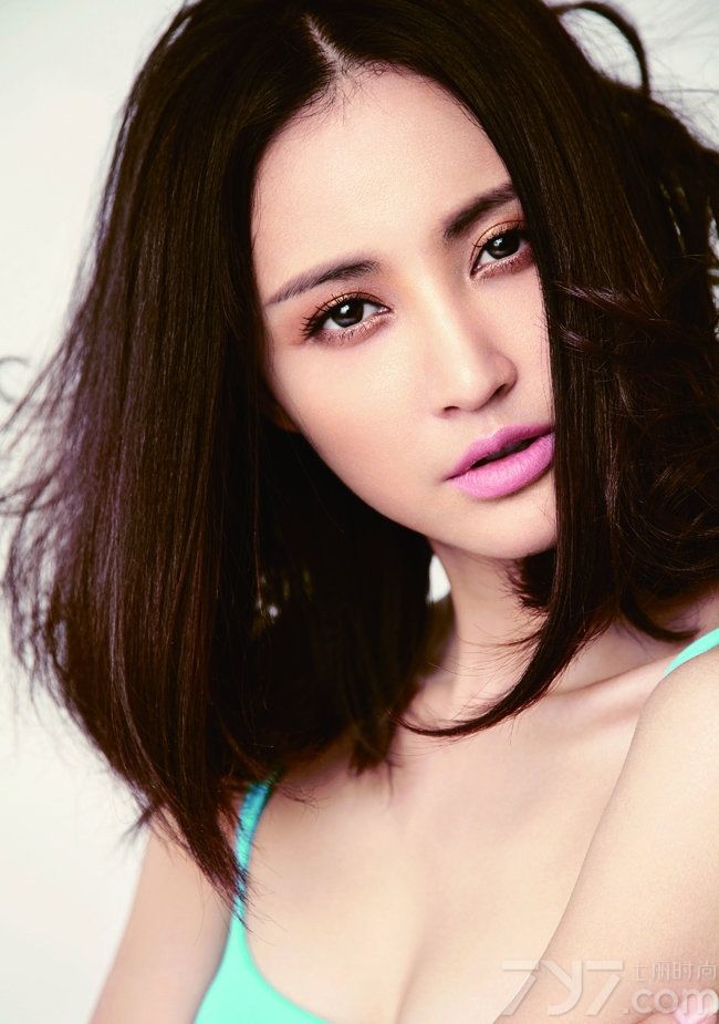 <p>张歆艺红裙露美背登杂志封面 上演时尚与现实的对撞，她时而长发波浪卷披肩尽显优雅知性，时而中分的&ldquo;二姐&rdquo;知发可爱俏皮，给人颇具独特的仙女气质。</p>