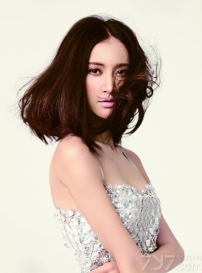 <p>张歆艺红裙露美背登杂志封面 上演时尚与现实的对撞，她时而长发波浪卷披肩尽显优雅知性，时而中分的&ldquo;二姐&rdquo;知发可爱俏皮，给人颇具独特的仙女气质。</p>