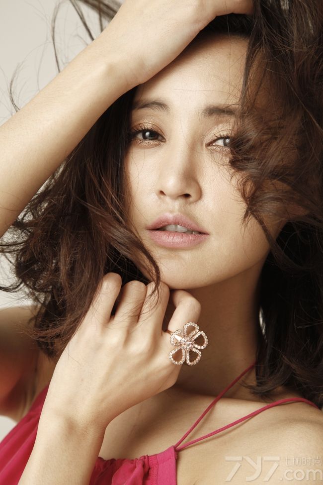 <p>张歆艺红裙露美背登杂志封面 上演时尚与现实的对撞，她时而长发波浪卷披肩尽显优雅知性，时而中分的&ldquo;二姐&rdquo;知发可爱俏皮，给人颇具独特的仙女气质。</p>