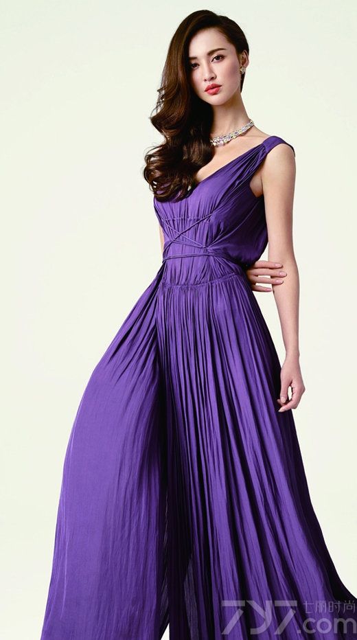 <p>张歆艺红裙露美背登杂志封面 上演时尚与现实的对撞，她时而长发波浪卷披肩尽显优雅知性，时而中分的&ldquo;二姐&rdquo;知发可爱俏皮，给人颇具独特的仙女气质。</p>