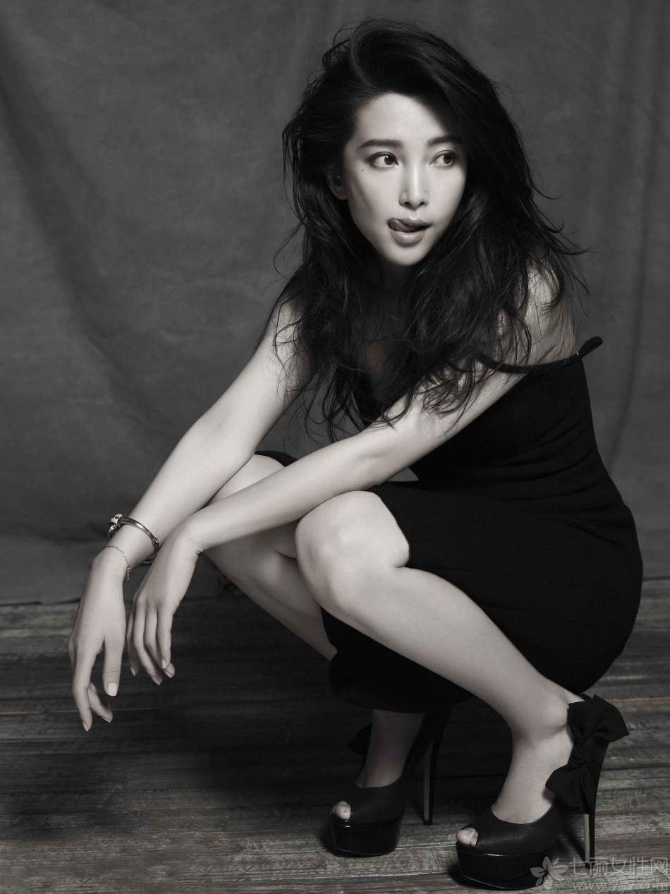 <p>李冰冰日前登上了《南方周末》&ldquo;唯物&rdquo;版封面。照片里的李冰冰凌乱的发丝散落在脸颊上，妆容淡雅，文艺范十足，她的目光坚定地望向前方，丝毫不为外界所左右，这张照片被网友称赞为 &ldquo;有直击内心的力量&rdquo;。</p>
<p>近日，李敏镐拍摄某品牌秋装写真，身着贵气时尚的大衣、休闲针织衫等，展现了无法阻挡的男性魅力。</p>