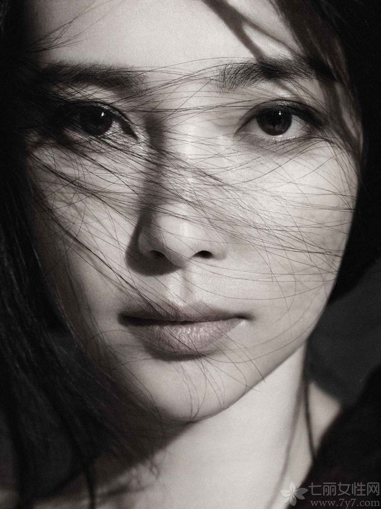 <p>李冰冰日前登上了《南方周末》&ldquo;唯物&rdquo;版封面。照片里的李冰冰凌乱的发丝散落在脸颊上，妆容淡雅，文艺范十足，她的目光坚定地望向前方，丝毫不为外界所左右，这张照片被网友称赞为 &ldquo;有直击内心的力量&rdquo;。</p>
<p>近日，李敏镐拍摄某品牌秋装写真，身着贵气时尚的大衣、休闲针织衫等，展现了无法阻挡的男性魅力。</p>