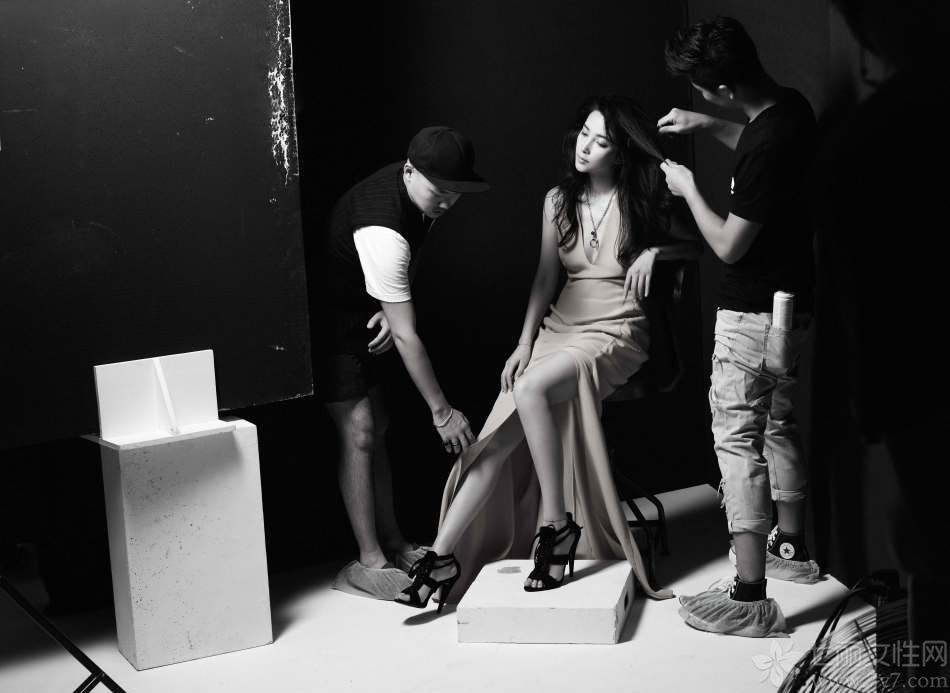 <p>李冰冰日前登上了《南方周末》&ldquo;唯物&rdquo;版封面。照片里的李冰冰凌乱的发丝散落在脸颊上，妆容淡雅，文艺范十足，她的目光坚定地望向前方，丝毫不为外界所左右，这张照片被网友称赞为 &ldquo;有直击内心的力量&rdquo;。</p>
<p>近日，李敏镐拍摄某品牌秋装写真，身着贵气时尚的大衣、休闲针织衫等，展现了无法阻挡的男性魅力。</p>