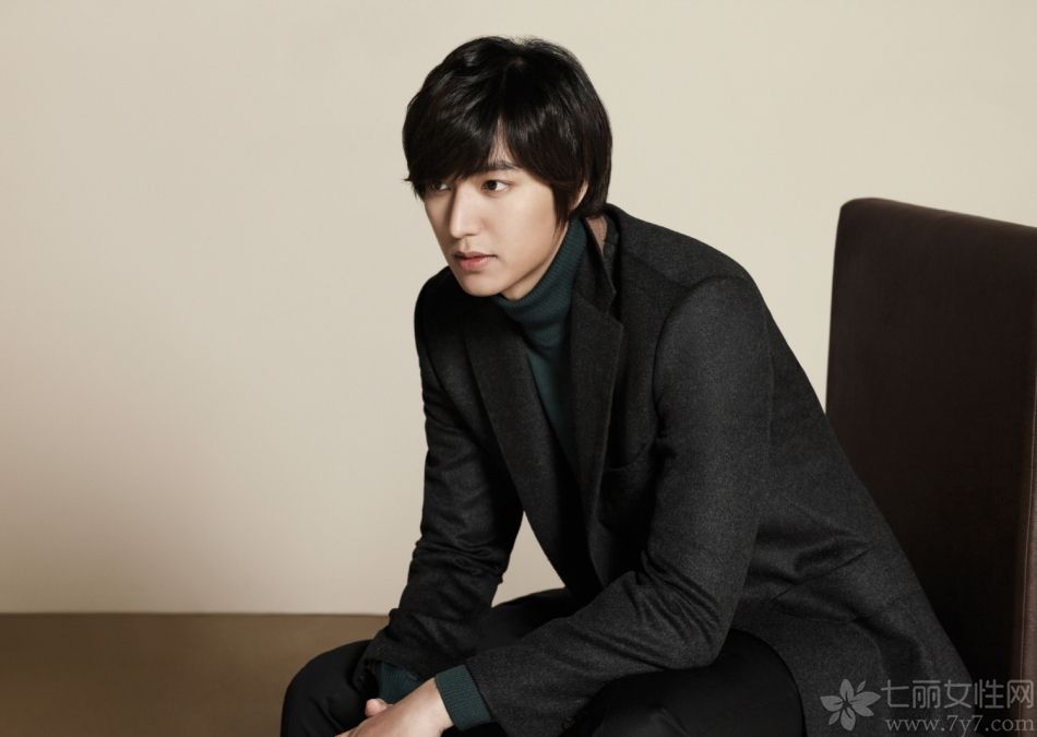 <p>李冰冰日前登上了《南方周末》&ldquo;唯物&rdquo;版封面。照片里的李冰冰凌乱的发丝散落在脸颊上，妆容淡雅，文艺范十足，她的目光坚定地望向前方，丝毫不为外界所左右，这张照片被网友称赞为 &ldquo;有直击内心的力量&rdquo;。</p>
<p>近日，李敏镐拍摄某品牌秋装写真，身着贵气时尚的大衣、休闲针织衫等，展现了无法阻挡的男性魅力。</p>