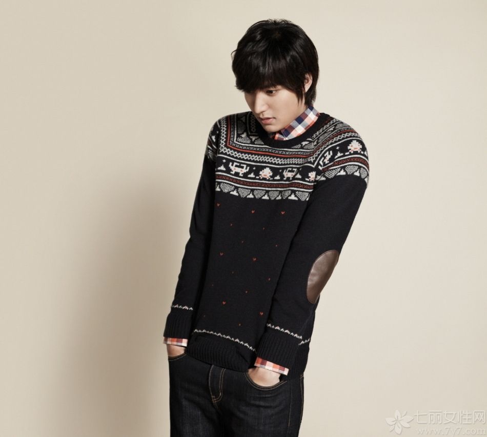 <p>李冰冰日前登上了《南方周末》&ldquo;唯物&rdquo;版封面。照片里的李冰冰凌乱的发丝散落在脸颊上，妆容淡雅，文艺范十足，她的目光坚定地望向前方，丝毫不为外界所左右，这张照片被网友称赞为 &ldquo;有直击内心的力量&rdquo;。</p>
<p>近日，李敏镐拍摄某品牌秋装写真，身着贵气时尚的大衣、休闲针织衫等，展现了无法阻挡的男性魅力。</p>