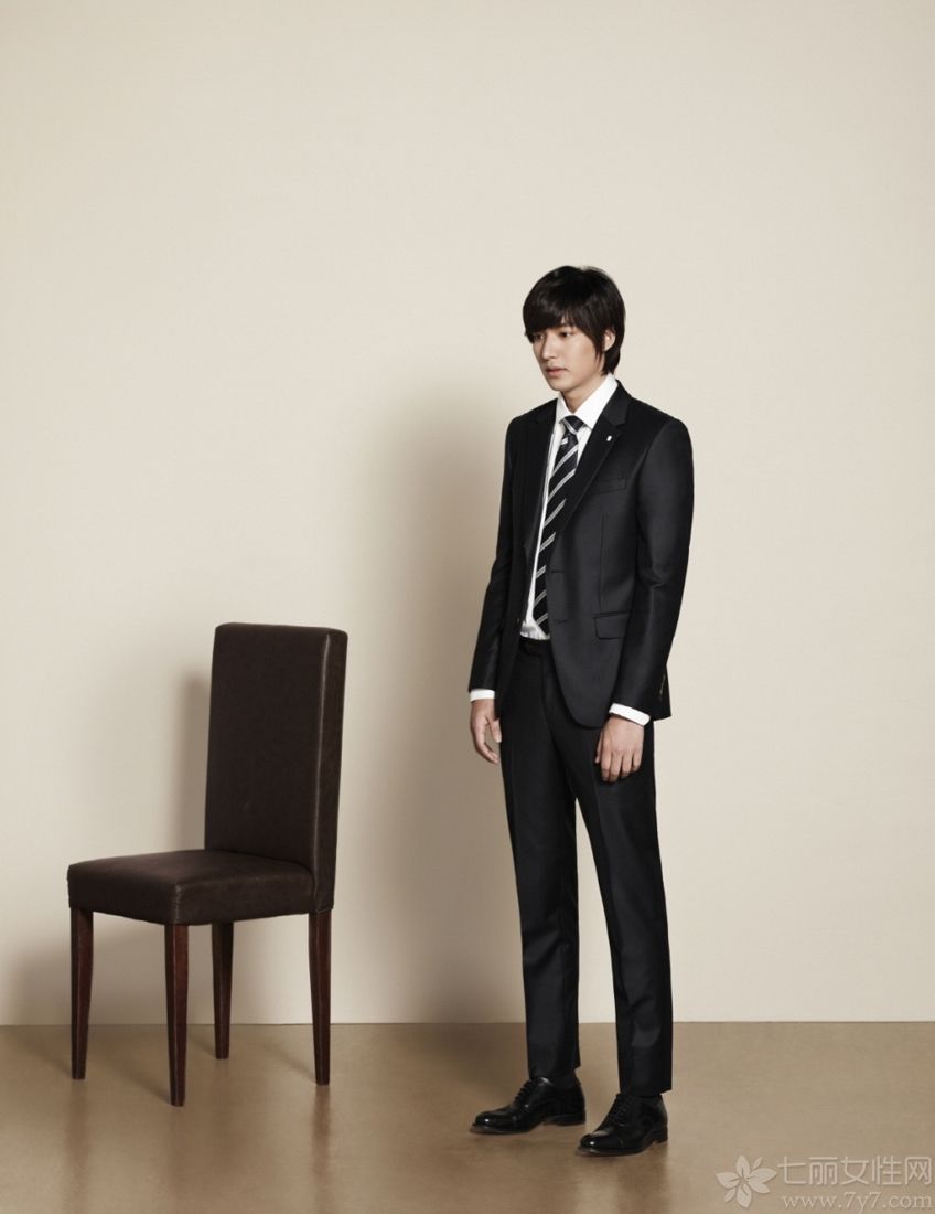 <p>李冰冰日前登上了《南方周末》&ldquo;唯物&rdquo;版封面。照片里的李冰冰凌乱的发丝散落在脸颊上，妆容淡雅，文艺范十足，她的目光坚定地望向前方，丝毫不为外界所左右，这张照片被网友称赞为 &ldquo;有直击内心的力量&rdquo;。</p>
<p>近日，李敏镐拍摄某品牌秋装写真，身着贵气时尚的大衣、休闲针织衫等，展现了无法阻挡的男性魅力。</p>