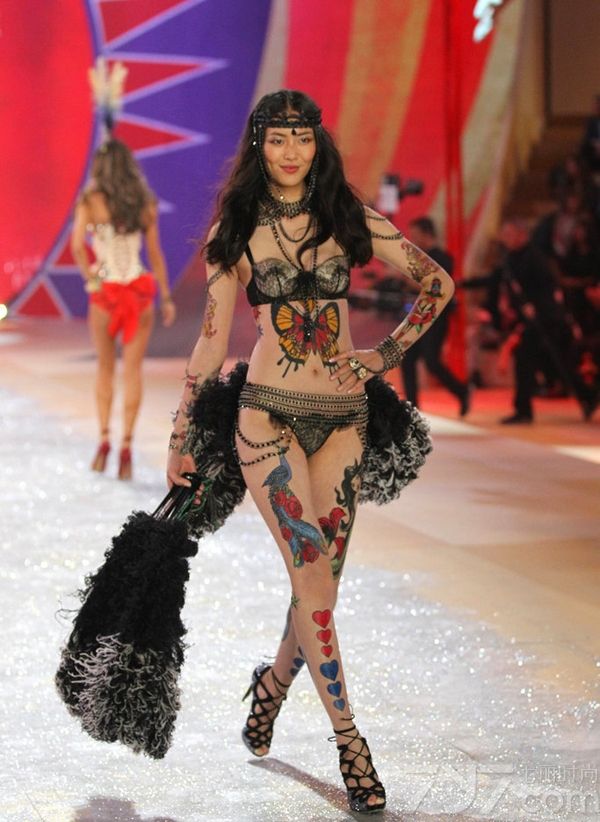 <p>维多利亚的秘密2012时尚内衣秀中，模特方面除了老面孔阿德瑞娜&middot;利玛（Adriana Lima）、亚历山大&middot;安布罗休（Alessandra Ambrosio）、米兰达&middot;可儿（Miranda Kerr）、杜晨&middot;科洛斯 (Doutzen Kroes) 等人外，还加入了不少新时尚面孔。在这场秀中三位中国超模刘雯、何穗、秦舒培以特别的造型示人。值得一提的是秦舒培，她这次是首次登上维密T台。</p>