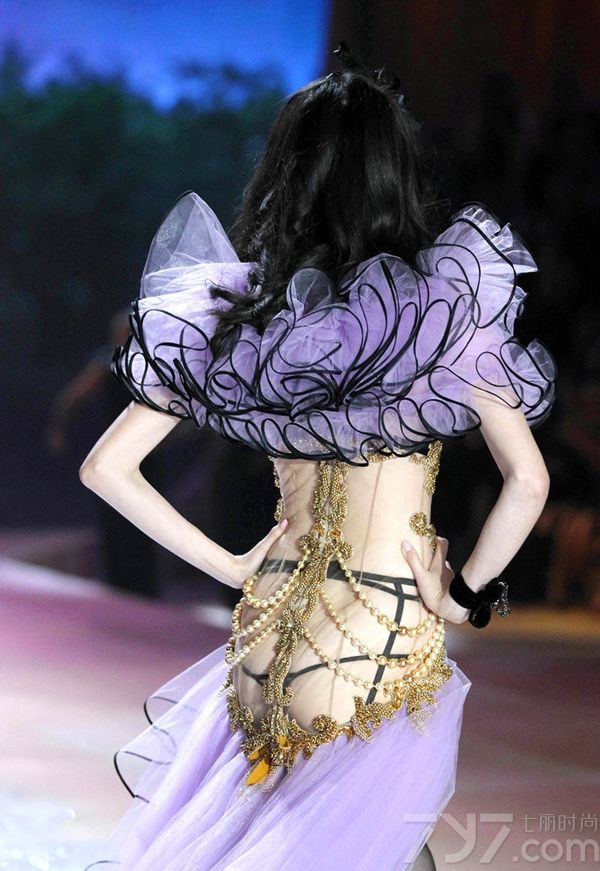 <p>维多利亚的秘密2012时尚内衣秀中，模特方面除了老面孔阿德瑞娜&middot;利玛（Adriana Lima）、亚历山大&middot;安布罗休（Alessandra Ambrosio）、米兰达&middot;可儿（Miranda Kerr）、杜晨&middot;科洛斯 (Doutzen Kroes) 等人外，还加入了不少新时尚面孔。在这场秀中三位中国超模刘雯、何穗、秦舒培以特别的造型示人。值得一提的是秦舒培，她这次是首次登上维密T台。</p>