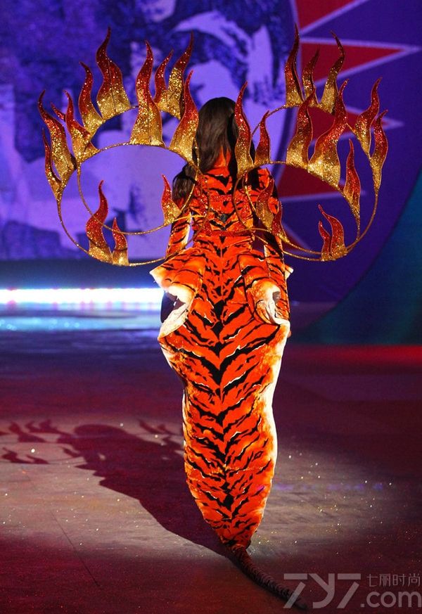 <p>维多利亚的秘密2012时尚内衣秀中，模特方面除了老面孔阿德瑞娜&middot;利玛（Adriana Lima）、亚历山大&middot;安布罗休（Alessandra Ambrosio）、米兰达&middot;可儿（Miranda Kerr）、杜晨&middot;科洛斯 (Doutzen Kroes) 等人外，还加入了不少新时尚面孔。在这场秀中三位中国超模刘雯、何穗、秦舒培以特别的造型示人。值得一提的是秦舒培，她这次是首次登上维密T台。</p>