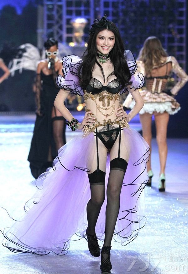 <p>维多利亚的秘密2012时尚内衣秀中，模特方面除了老面孔阿德瑞娜&middot;利玛（Adriana Lima）、亚历山大&middot;安布罗休（Alessandra Ambrosio）、米兰达&middot;可儿（Miranda Kerr）、杜晨&middot;科洛斯 (Doutzen Kroes) 等人外，还加入了不少新时尚面孔。在这场秀中三位中国超模刘雯、何穗、秦舒培以特别的造型示人。值得一提的是秦舒培，她这次是首次登上维密T台。</p>