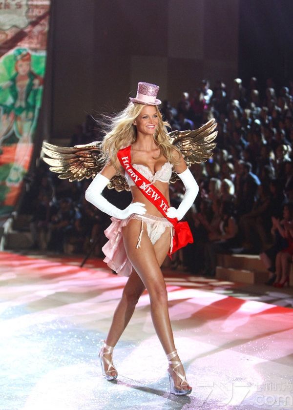 <p>维多利亚的秘密2012时尚内衣秀中，模特方面除了老面孔阿德瑞娜&middot;利玛（Adriana Lima）、亚历山大&middot;安布罗休（Alessandra Ambrosio）、米兰达&middot;可儿（Miranda Kerr）、杜晨&middot;科洛斯 (Doutzen Kroes) 等人外，还加入了不少新时尚面孔。在这场秀中三位中国超模刘雯、何穗、秦舒培以特别的造型示人。值得一提的是秦舒培，她这次是首次登上维密T台。</p>