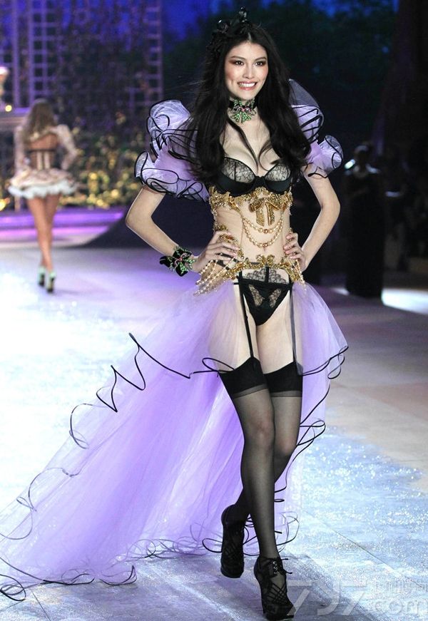 <p>维多利亚的秘密2012时尚内衣秀中，模特方面除了老面孔阿德瑞娜&middot;利玛（Adriana Lima）、亚历山大&middot;安布罗休（Alessandra Ambrosio）、米兰达&middot;可儿（Miranda Kerr）、杜晨&middot;科洛斯 (Doutzen Kroes) 等人外，还加入了不少新时尚面孔。在这场秀中三位中国超模刘雯、何穗、秦舒培以特别的造型示人。值得一提的是秦舒培，她这次是首次登上维密T台。</p>