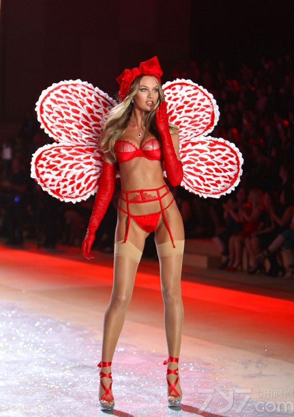 <p>维多利亚的秘密2012时尚内衣秀中，模特方面除了老面孔阿德瑞娜&middot;利玛（Adriana Lima）、亚历山大&middot;安布罗休（Alessandra Ambrosio）、米兰达&middot;可儿（Miranda Kerr）、杜晨&middot;科洛斯 (Doutzen Kroes) 等人外，还加入了不少新时尚面孔。在这场秀中三位中国超模刘雯、何穗、秦舒培以特别的造型示人。值得一提的是秦舒培，她这次是首次登上维密T台。</p>