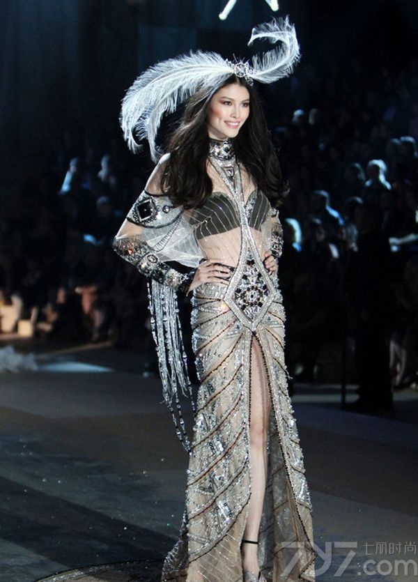 <p>维多利亚的秘密2012时尚内衣秀中，模特方面除了老面孔阿德瑞娜&middot;利玛（Adriana Lima）、亚历山大&middot;安布罗休（Alessandra Ambrosio）、米兰达&middot;可儿（Miranda Kerr）、杜晨&middot;科洛斯 (Doutzen Kroes) 等人外，还加入了不少新时尚面孔。在这场秀中三位中国超模刘雯、何穗、秦舒培以特别的造型示人。值得一提的是秦舒培，她这次是首次登上维密T台。</p>