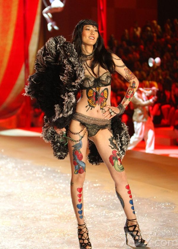 <p>维多利亚的秘密2012时尚内衣秀中，模特方面除了老面孔阿德瑞娜&middot;利玛（Adriana Lima）、亚历山大&middot;安布罗休（Alessandra Ambrosio）、米兰达&middot;可儿（Miranda Kerr）、杜晨&middot;科洛斯 (Doutzen Kroes) 等人外，还加入了不少新时尚面孔。在这场秀中三位中国超模刘雯、何穗、秦舒培以特别的造型示人。值得一提的是秦舒培，她这次是首次登上维密T台。</p>