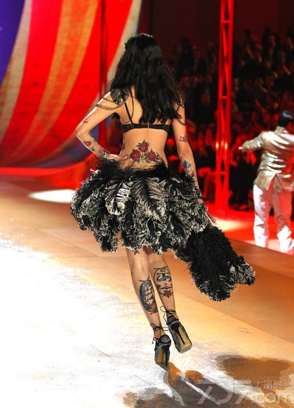 <p>维多利亚的秘密2012时尚内衣秀中，模特方面除了老面孔阿德瑞娜&middot;利玛（Adriana Lima）、亚历山大&middot;安布罗休（Alessandra Ambrosio）、米兰达&middot;可儿（Miranda Kerr）、杜晨&middot;科洛斯 (Doutzen Kroes) 等人外，还加入了不少新时尚面孔。在这场秀中三位中国超模刘雯、何穗、秦舒培以特别的造型示人。值得一提的是秦舒培，她这次是首次登上维密T台。</p>