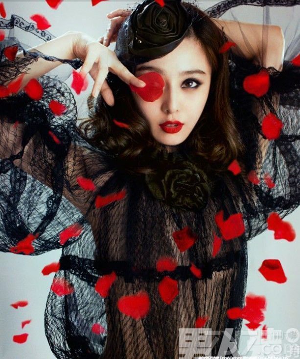 <p>范冰冰酥胸半露登10月《男人装》 化身妖冶小萝莉诱惑难挡</p>