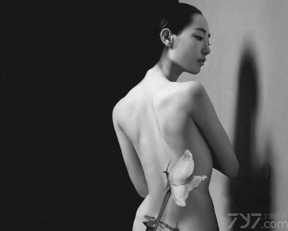 <p>&ldquo;粉红丝带&rdquo;作为全球乳腺癌防治活动，迄今已经有十个年头。而此次粉红丝带十周年也请到白百何作为年轻一代女性代表代言乳腺癌防治活动，白百何更希望通过这次大片的拍摄，使更多女性朋友关注自己的乳房健康。</p>