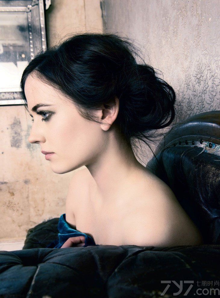 <p>法国性感女星伊娃&middot;格林写真大片 上半身全裸秀美胸</p>