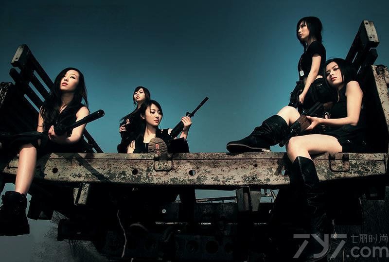 <p>现今的时代，女人玩弄性感已是彰显诱惑的一种终极手段，无人能抗拒曲线婀娜，性感而充满力量与张力的女人，一组女人持枪火力全开的制服诱惑大片，热辣制服搭配精致短打，让前线厮杀充满了&ldquo;心机&rdquo;诱惑。</p>