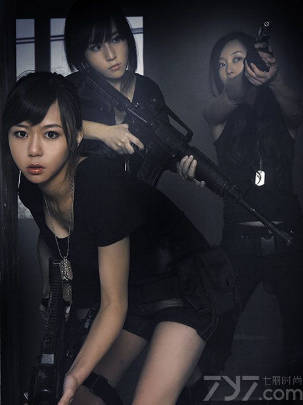 <p>现今的时代，女人玩弄性感已是彰显诱惑的一种终极手段，无人能抗拒曲线婀娜，性感而充满力量与张力的女人，一组女人持枪火力全开的制服诱惑大片，热辣制服搭配精致短打，让前线厮杀充满了&ldquo;心机&rdquo;诱惑。</p>