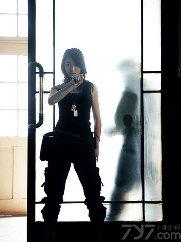 <p>现今的时代，女人玩弄性感已是彰显诱惑的一种终极手段，无人能抗拒曲线婀娜，性感而充满力量与张力的女人，一组女人持枪火力全开的制服诱惑大片，热辣制服搭配精致短打，让前线厮杀充满了&ldquo;心机&rdquo;诱惑。</p>