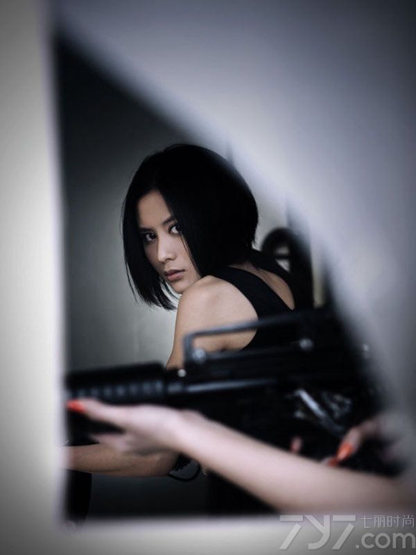 <p>现今的时代，女人玩弄性感已是彰显诱惑的一种终极手段，无人能抗拒曲线婀娜，性感而充满力量与张力的女人，一组女人持枪火力全开的制服诱惑大片，热辣制服搭配精致短打，让前线厮杀充满了&ldquo;心机&rdquo;诱惑。</p>