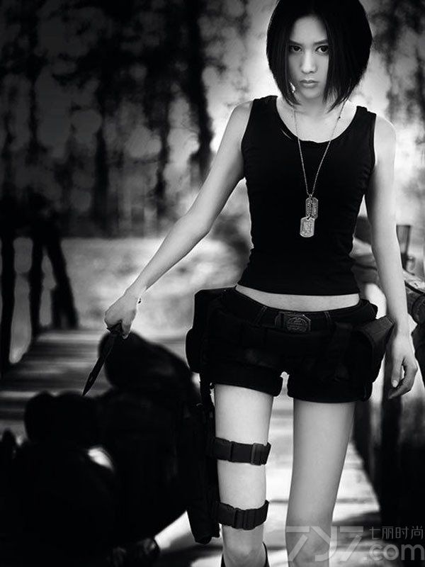 <p>现今的时代，女人玩弄性感已是彰显诱惑的一种终极手段，无人能抗拒曲线婀娜，性感而充满力量与张力的女人，一组女人持枪火力全开的制服诱惑大片，热辣制服搭配精致短打，让前线厮杀充满了&ldquo;心机&rdquo;诱惑。</p>